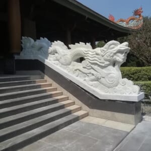 Tượng con rồng đá, Mẫu rồng đá bò bậc thềm đẹp làm bằng đá trắng