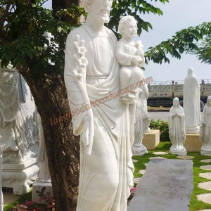 Tượng đức chúa bồng con chiên bằng đá trắng TĐ-07